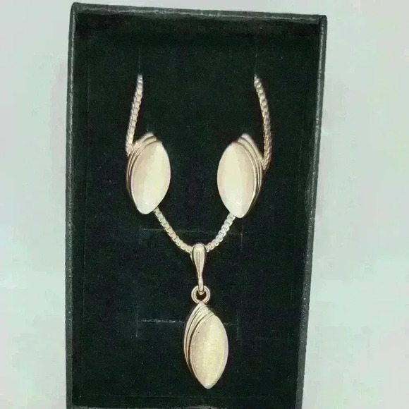 NWOT Elegant Rose Gold and White Color Necklace and Earrings Set w/Gift … - Picture 4 of 4